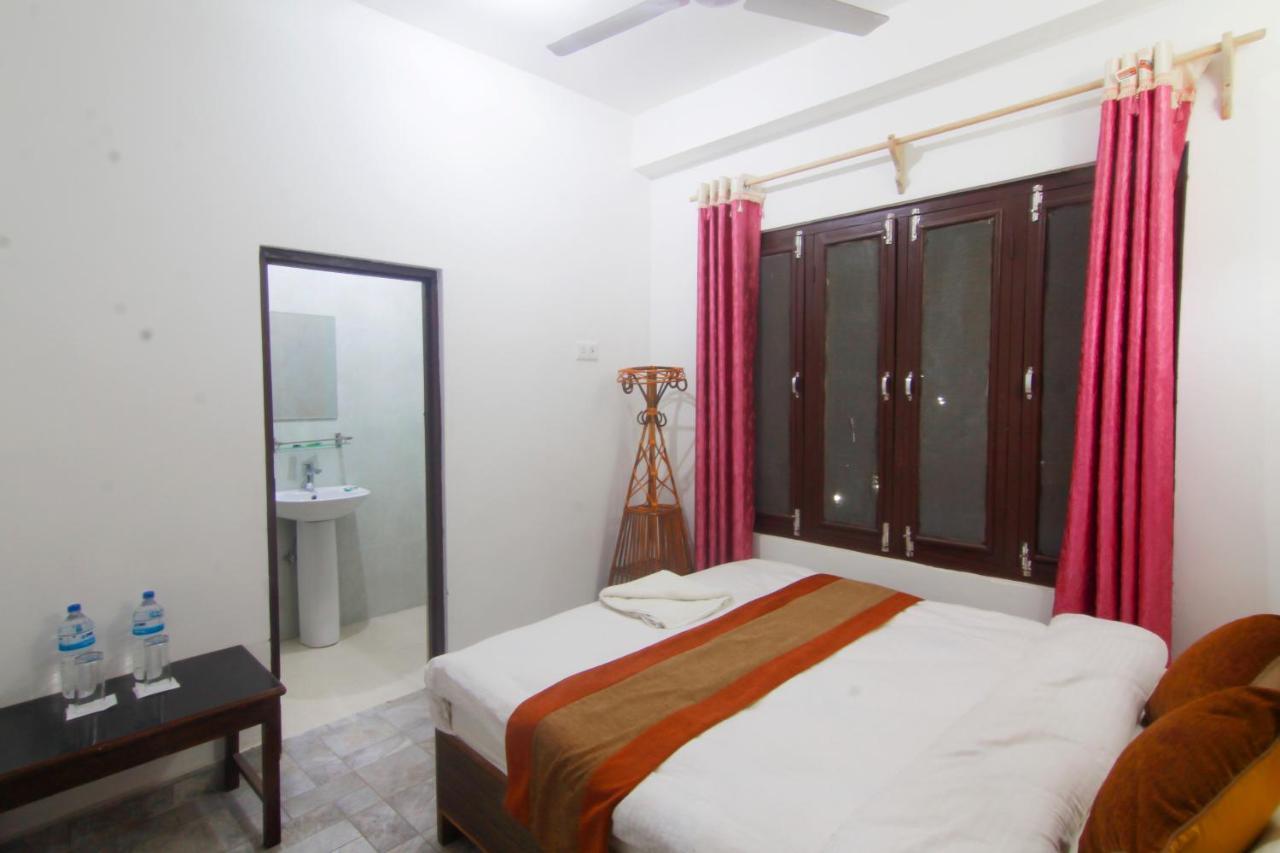 Hotel Chitwan Park Village Sauraha Eksteriør bilde